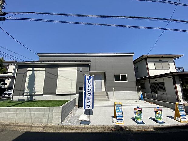 素材の持つ独特な存在感により「永く住み続ける住まい」にふさわしい住宅が完成しました。(2025.10.24撮影)