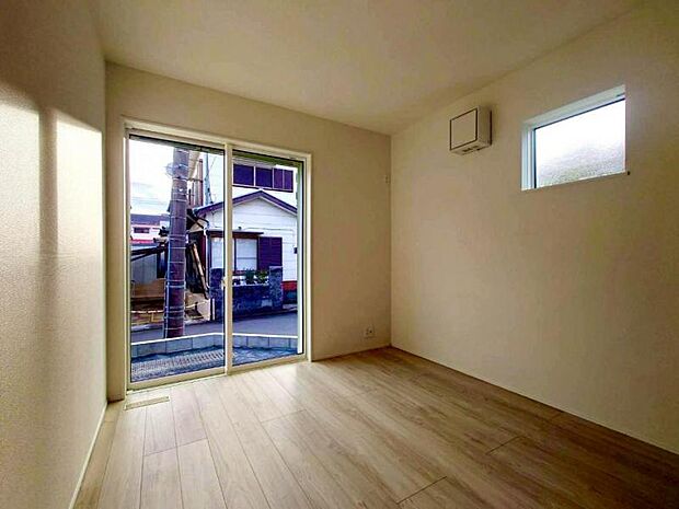 家族個々の安らぎの空間。誰もが好みで飾れるシンプルな室内に仕上げてあります。(2025.10.24撮影)