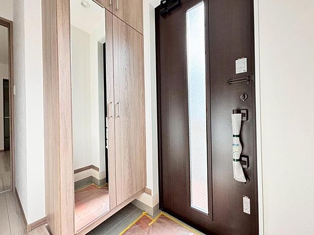 シューズボックスについている鏡は靴を履いた全身を写せるので外出時の最終チェックに最適です。（2025.7.17撮影）