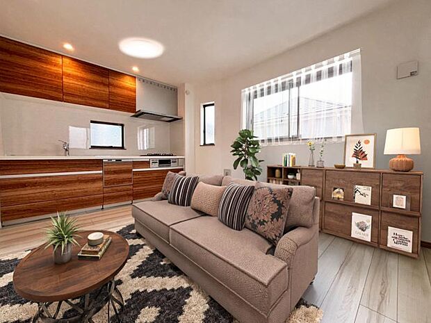 リビング（配置してある家具はCGによるイメージです）明るく穏やかな空気のなかで食べたり、笑ったり。そんな幸せを感じさせてくれる場所です。（2025.7.17撮影）