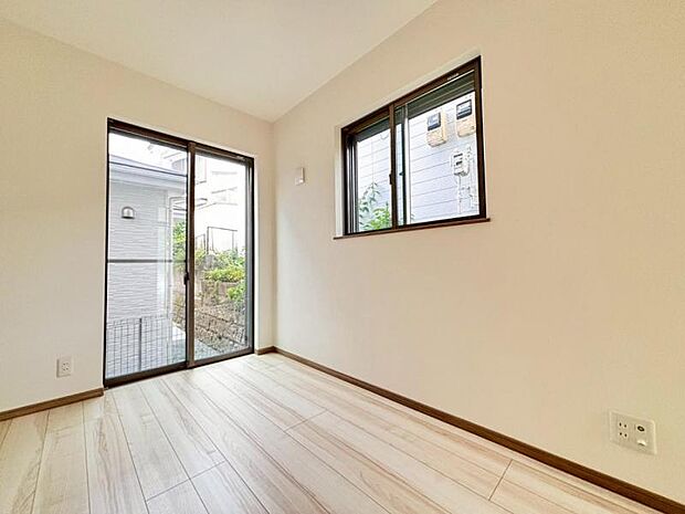 大きな窓からたっぷりと陽光が注がれる明るい空間。一日の疲れをいやしてくれる主寝室。（2025.7.17撮影）