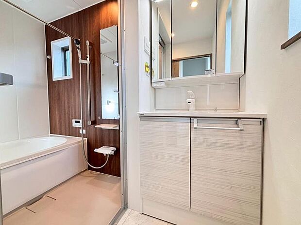 洗顔や手洗いはもちろん、シャンプーも行える多機能洗面台。収納力のある三面鏡を採用することで洗面台周りもスッキリした空間に。（2025.7.17撮影）