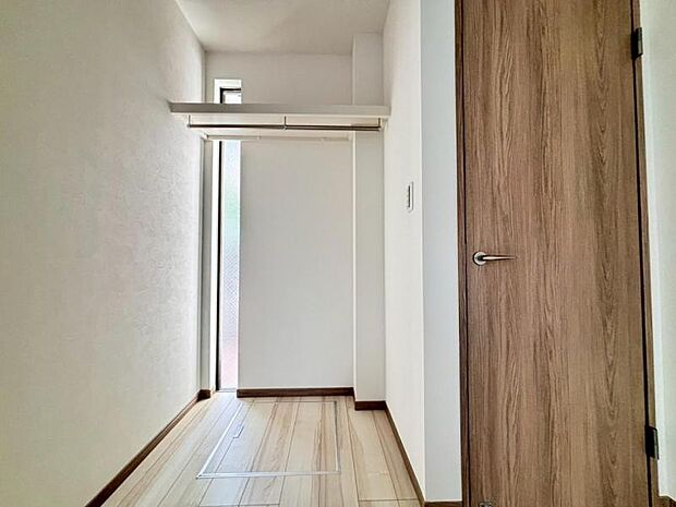 ベッドルームにも空間を上手く利用し、オープンクローゼットを設置。クローゼットを有効活用すれば、生活空間をより上質なものにしてくれるでしょう。（2025.7.17撮影）