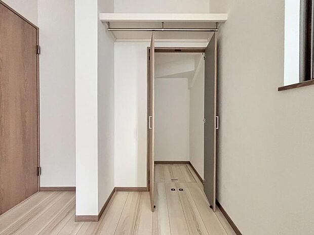 普段使わない季節用品やトランクなど、大きなものもラクラク収納できます。（2025.7.17撮影）