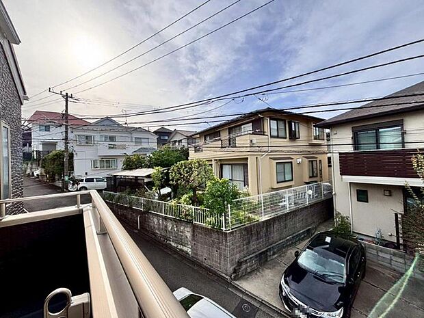 風の通り道。舞い込んでくる風が優しく躍り、室内に爽やかな空気を運んでくる。そこに季節の息吹を感じて、いまがどんな季節なのかを実感する。（2025.7.17撮影）