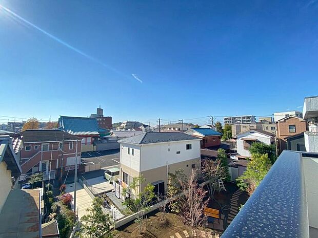 風の通り道。舞い込んでくる風が優しく躍り、室内に爽やかな空気を運んでくる。そこに季節の息吹を感じて、いまがどんな季節なのかを実感する。