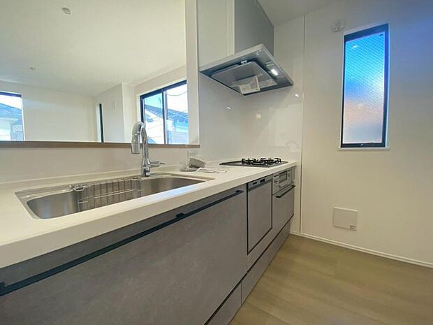 広々としたキッチンスペース。収納力のあるキッチンは料理が捗ります。カップボートや冷蔵庫を置いても十分なスペースができます。(2025.12.8撮影)