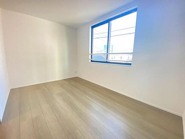 窓からたっぷりと陽光が注がれる、明るく快適なプライベート空間となっています。(2025.12.8撮影)