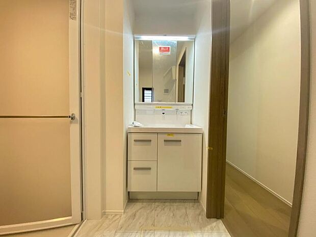 三面鏡の付いた洗面化粧台は、鏡面裏側にも機能的な収納を配置。普段使いの洗面小物やスキンケア用品などが衛生的に保管できます。(2025.12.8撮影)