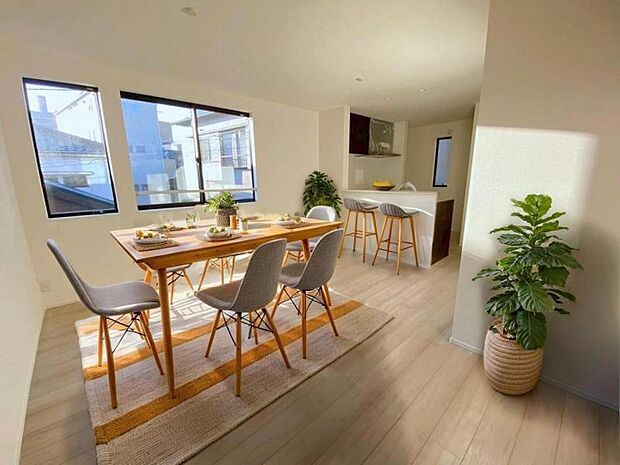 リビング（配置してある家具はCGによるイメージです）家族はもちろん友人たちもリラックス。仲間を呼び寄せる風通しの良い家。光と風が通るリビングで充実した毎日を。