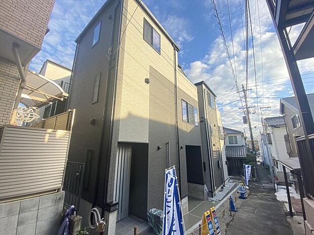 前面道路は車通りの少ない道です。小さなお子様も安心してお過ごしいただけます。(2025.12.1撮影)