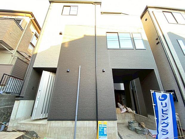 子安駅徒歩4分の好立地。素材の持つ独特な存在感により「永く住み続ける住まい」にふさわしい住宅が完成しました。(2025.11.17撮影)