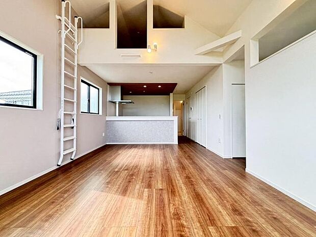 開放感溢れる吹抜天井。明るさと風が入る窓配置が安らげる空間を演出します。（2025.7.17撮影）