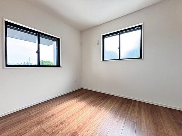 窓からたっぷりと陽光が注がれる、明るく快適なプライベート空間となっています。（2025.7.17撮影）