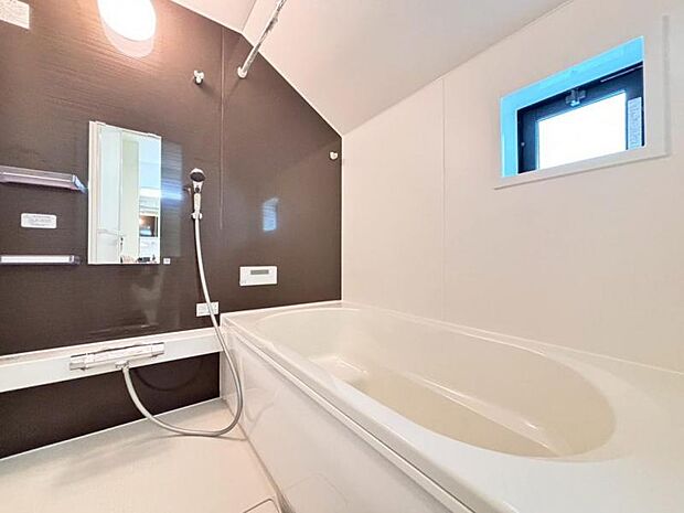 清潔感と和らぎあるカラーで統一し、ゆったりお使い頂ける柔らかな曲線で構成された、半身浴も楽しめるバスタブが心地よさをもたらします。（2025.7.17撮影）