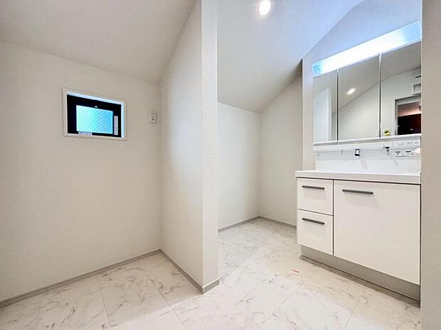 洗面室はしっかりとしたスペースを確保。ワイドな洗面台は収納力もありいつでもすっきりとした洗面室に。（2025.7.17撮影）