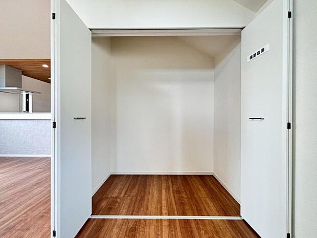 空間を効率的に利用し収納スペースを確保。多目的にお使いいただける便利な空間です。（2025.7.17撮影）