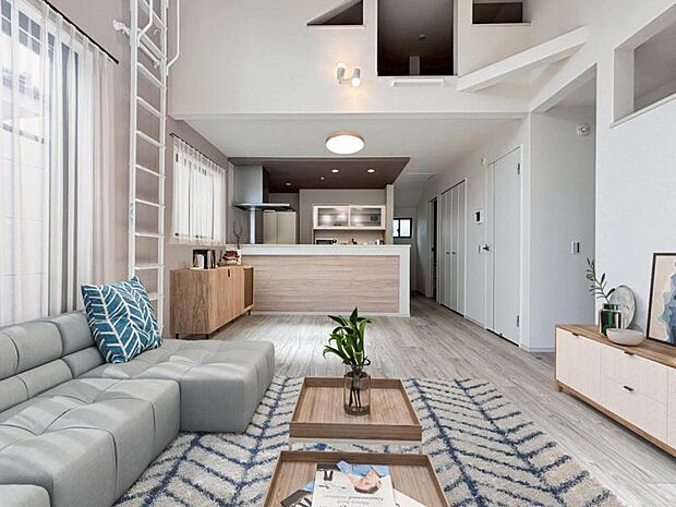 リビング（配置してある家具はCGによるイメージです）開放感溢れる吹抜天井。明るさと風が入る窓配置が安らげる空間を演出します。（2025.7.17撮影）