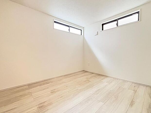 一日の疲れをいやしてくれる主寝室。時を忘れて過ごす場所として過ごせるお部屋です。(2025.7.17撮影)