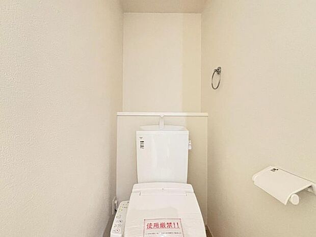 ウォシュレット付きのトイレ。落ち着いた空間で安らぎのひとときをお過ごしいただけます。（2025.7.17撮影）