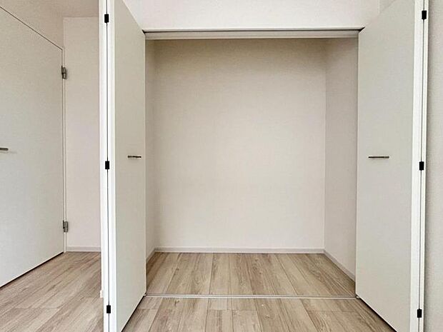 各居室にクローゼットがあり、洋服ダンスなどを置く必要がないのでお部屋を広く使えます。（2025.7.17撮影）