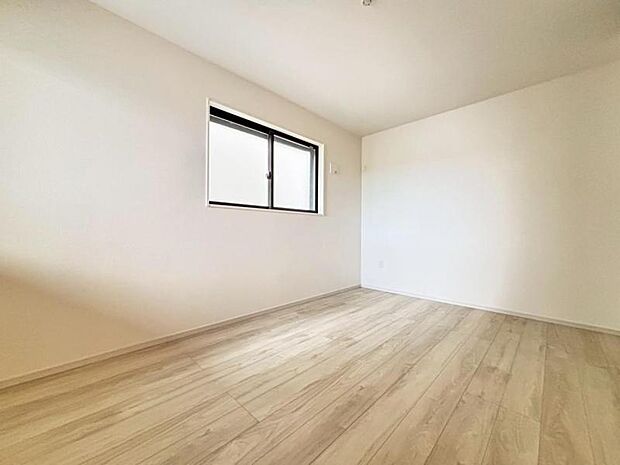 一日の疲れをいやしてくれる主寝室。時を忘れて過ごす場所として過ごせるお部屋です。(2025.7.17撮影)