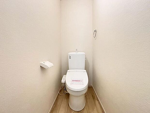 ウォシュレット付きのトイレ。落ち着いた空間で安らぎのひとときをお過ごしいただけます。(2025.7.17撮影)