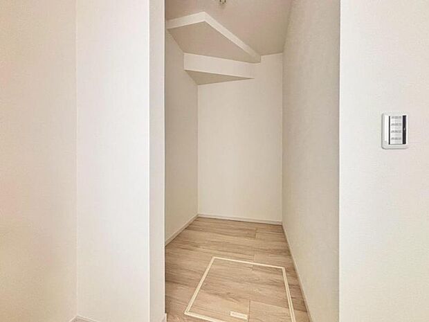 ウォークインクローゼットには普段使わない季節用品やトランクなど、大きなものもラクラク収納できます。(2025.7.17撮影)