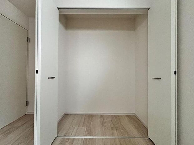 ベッドルームにも空間を上手く利用し、クローゼットを設置。クローゼットを有効活用すれば、生活空間をより上質なものにしてくれるでしょう。(2025.7.17撮影)