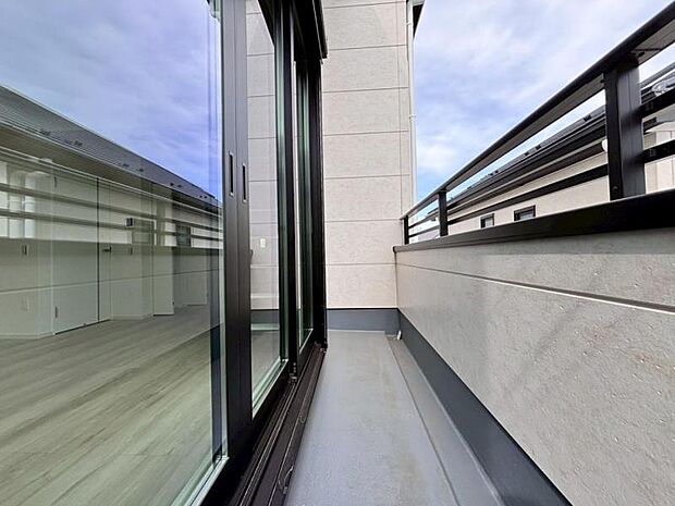 陽の光に照らされるバルコニーを、爽やかな涼風が吹き抜けていきます。(2025.7.17撮影)