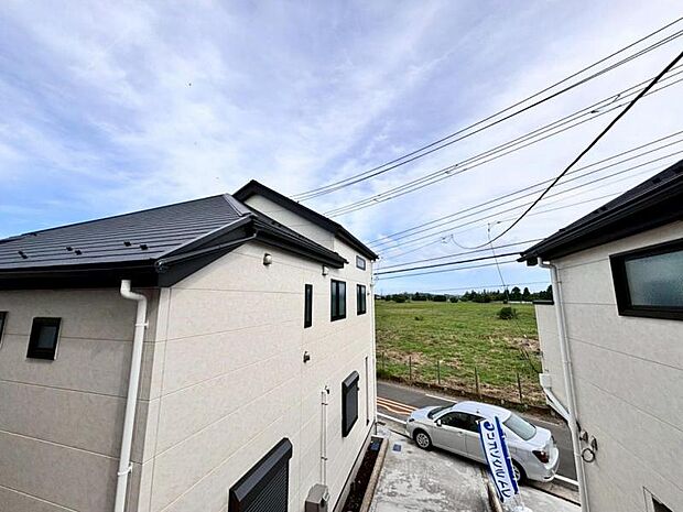 風の通り道。舞い込んでくる風が優しく躍り、室内に爽やかな空気を運んでくる。そこに季節の息吹を感じて、いまがどんな季節なのかを実感する。(2025.7.17撮影)