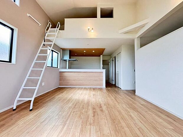 開放感溢れる吹抜天井。明るさと風が入る窓配置が安らげる空間を演出します。（2025.7.17撮影）