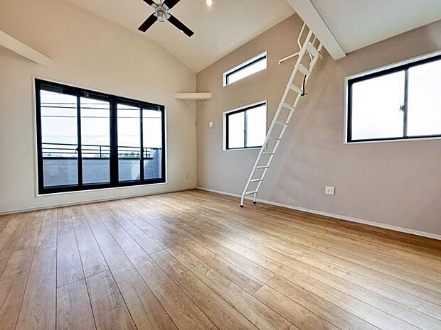 光と風があふれる開放的なリビングダイニングには、自然と家族みんなが集まってきます。（2025.7.17撮影）