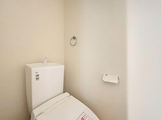 ウォシュレット付きのトイレ。落ち着いた空間で安らぎのひとときをお過ごしいただけます。（2025.7.17撮影）