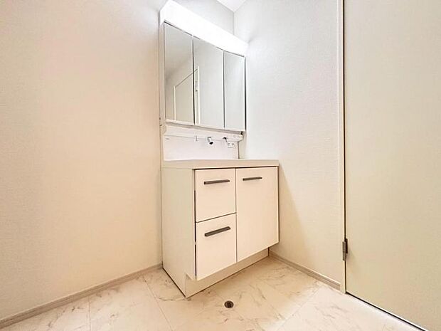 清潔感と機能性を備え、一日の始まりと終わりを心地よく演出してくれるパウダールームです。（2025.7.17撮影）