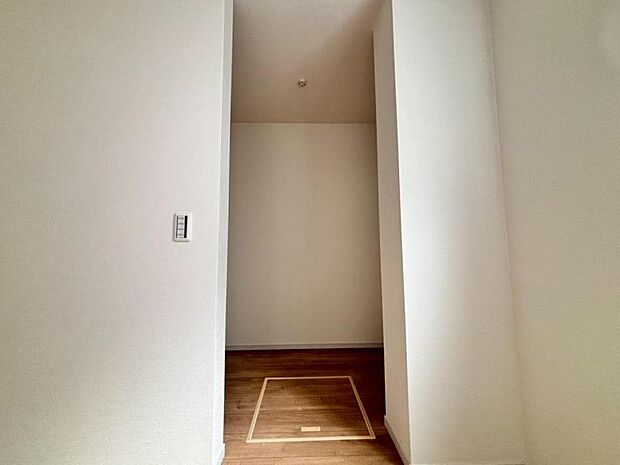 ウォークインクローゼットには普段使わない季節用品やトランクなど、大きなものもラクラク収納できます。（2025.7.17撮影）