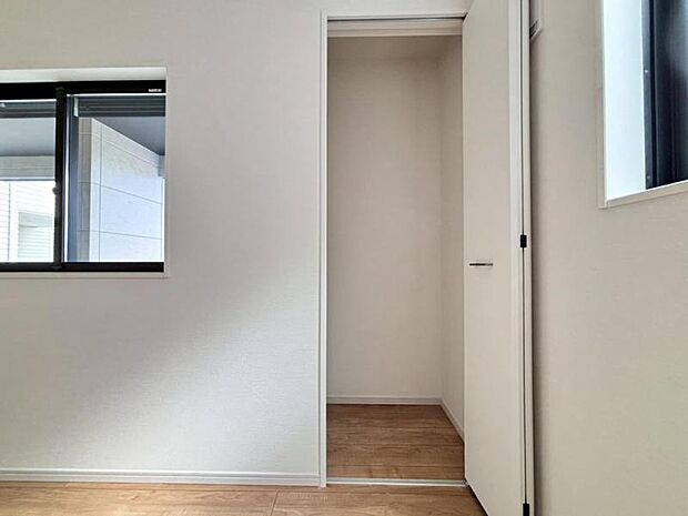 ベッドルームにも空間を上手く利用し、クローゼットを設置。クローゼットを有効活用すれば、生活空間をより上質なものにしてくれるでしょう。（2025.7.17撮影）