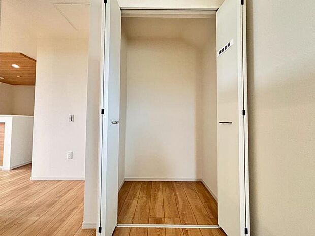 各居室にクローゼットがあり、洋服ダンスなどを置く必要がないのでお部屋を広く使えます。（2025.7.17撮影）