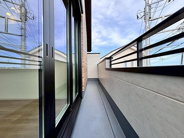 陽の光に照らされるバルコニーを、爽やかな涼風が吹き抜けていきます。（2025.7.17撮影）