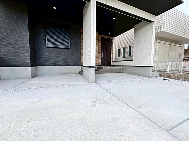 玄関につながる駐車スペースなので、重い荷物の出し入れの負担を最小限に抑えられます。（2025.7.17撮影）