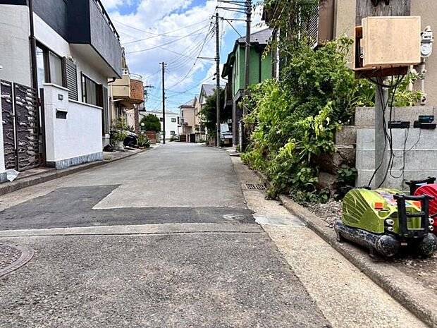 前面道路は約4ｍございますので、毎日のお車の出し入れもストレスなく行えます。（2025.7.31撮影）