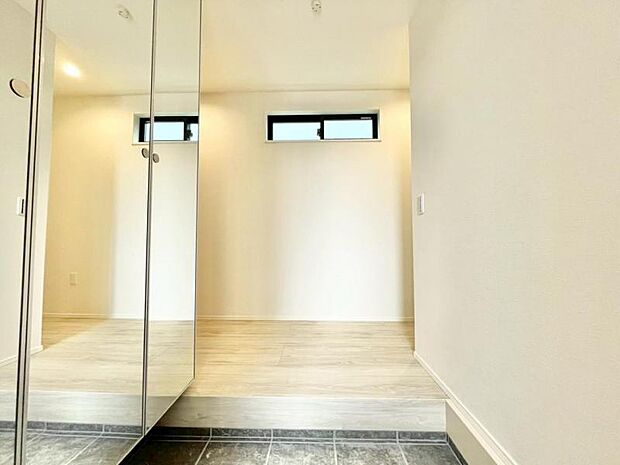 上質感漂う玄関と廊下。居住者の帰り、訪れる方を優しく迎える・安らぎに満ちた生活空間を予感させる。健やかな暮らしを楽しめそう 。