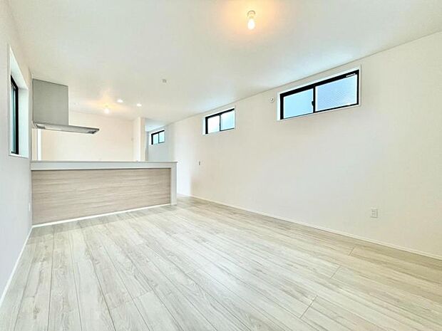 リビング(配置してある家具はCGによるイメージです)家族が集まるリビングは明るさが取れる設計に。続き間の洋室はお子様を遊ばせるスペースとしても重宝します。ライフスタイルの変化にも対応しやすい間取り設計