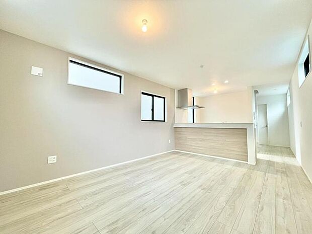 快適に過ごす条件は、一人ひとり違います。飾リ過ぎないシンプルな内装と偏り過ぎないデザインで統一しております。居住していく中であなただけの【マイホーム】に創り上げて下さい。