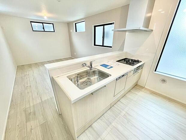 カウンターキッチンを採用しているので、リビングからの視界は広く開放的になり、キッチンからは、リビングにいるお子様の様子を見ながら調理できるため、お料理をしていただけます。