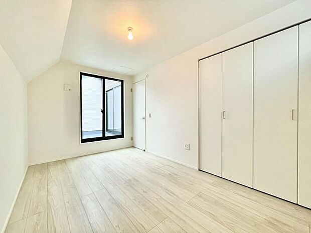 大きな窓からたっぷりと陽光が注がれる明るい空間。一日の疲れをいやしてくれる主寝室。時を忘れて過ごす場所として過ごせるお部屋。