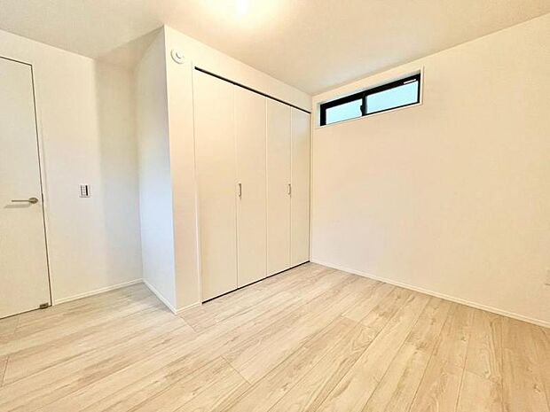 家族個々の安らぎの空間。誰もが好みで飾れるシンプルな室内に仕上げてあります。