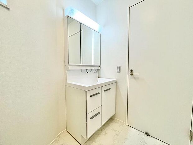 三面鏡の付いた洗面化粧台は、鏡面裏側にも機能的な収納を配置。普段使いの洗面小物やスキンケア用品などが衛生的に保管できます。