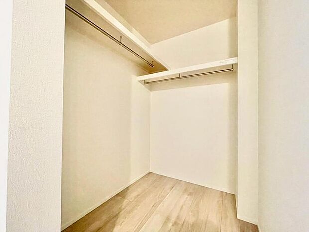 ウォークインクローゼットがある生活はクローゼット内で着替えができますし、その日のコーディネートが簡単にえらぶことができます。大きな荷物も収納できますね。