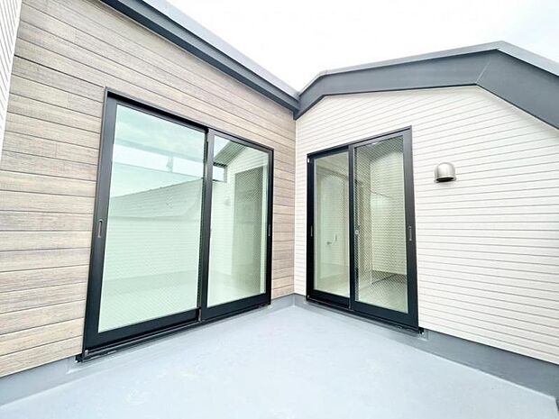 風の通り道。舞い込んでくる風が優しく躍り、室内に爽やかな空気を運んでくる。そこに季節の息吹を感じて、いまがどんな季節なのかを実感する。